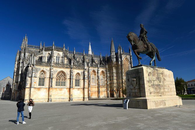 Small Group Tour to Fátima, Batalha, Nazaré and Óbidos from Lisbon - Óbidos: medieval streets, castle setting, and ginja tradition