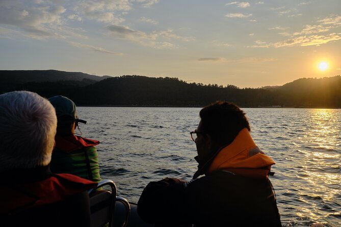 Sunset on a sailboat in Arrábida, Setúbal - Albarquel and Outão: reading the coastline from the water