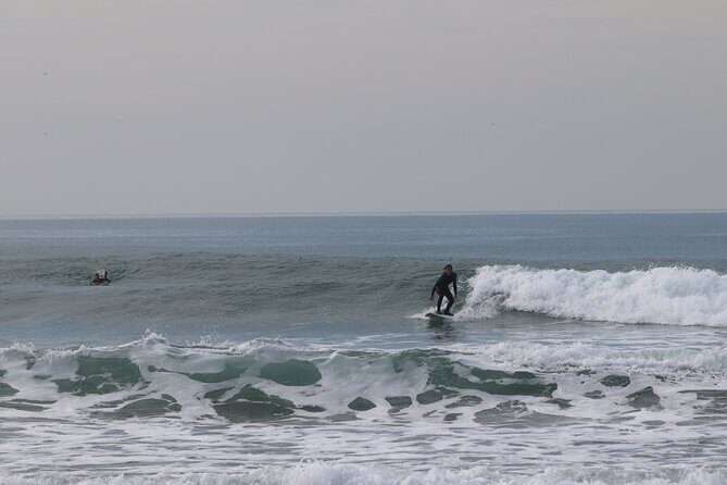 Surf Class in Almada - Where the class shines: relaxed vibe and focused attention
