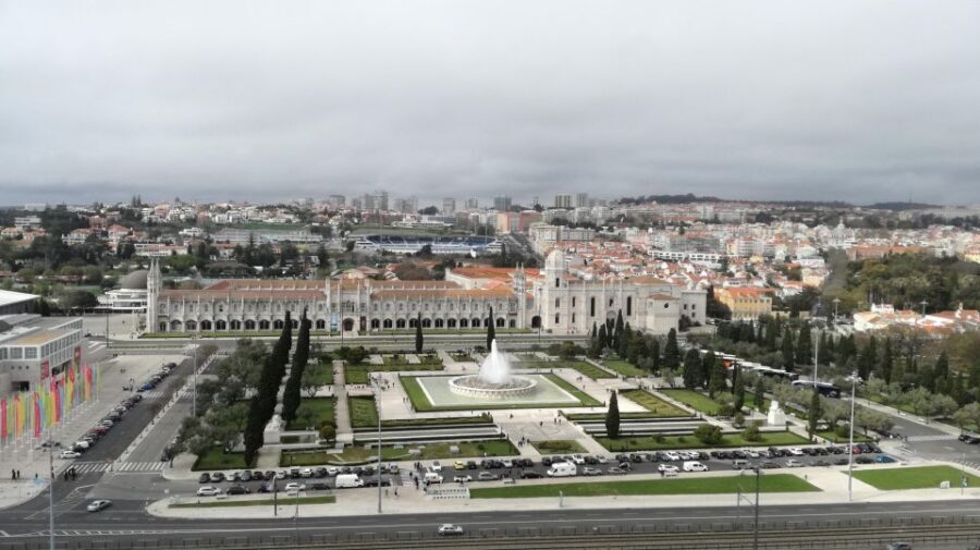 The Best Guiding visit to Jeronimos & Tiket included - Meeting the guide: find the yellow shirt at the main door