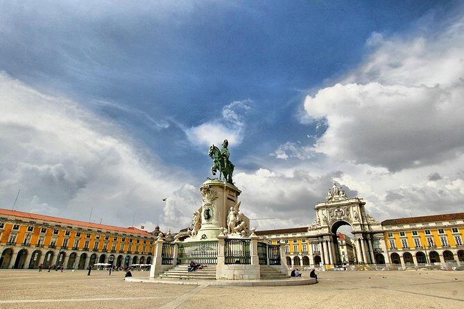 The Lisbon City Tour with Tickets - Where the tour really starts: meeting point and first impressions