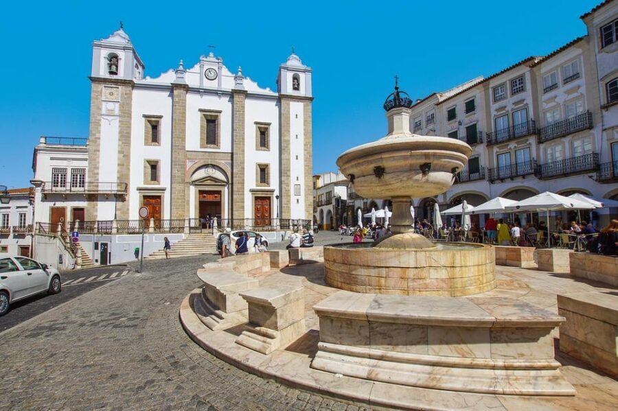 The Roman Tour & Wine tasting. - Where the tour begins: Praça do Giraldo’s easy-to-find starting energy