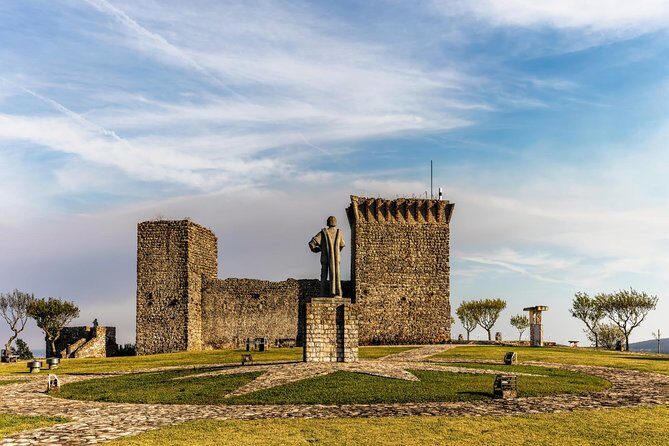 Tomar and Almourol Castle Private Tour from Lisbon - Tomar Town Break: Praca da Republica and Getting Your Bearings