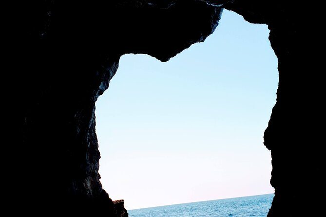 Tour to the caves of Sesimbra - Approaching the Grottos: How Close You Really Get