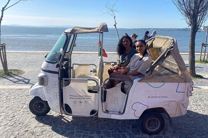 Tuk-Tuk Lisbon Tour 1 - 3hours - Back down the hills: São Jorge views, then the city’s famous lift