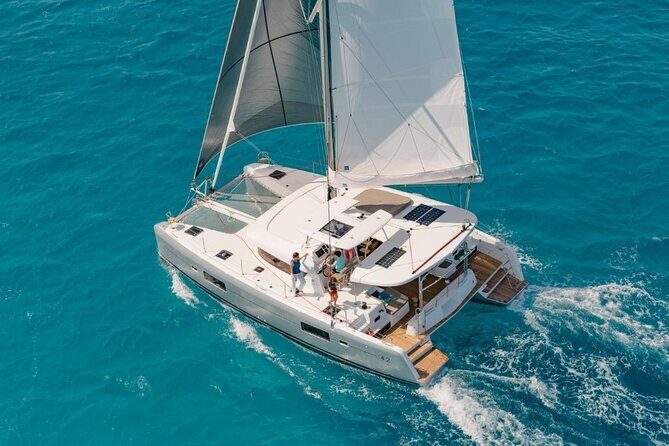 VIP Catamaran Private Tour in Lisbon up to 18 clients - The basic facts: timing, group size, and what the price covers